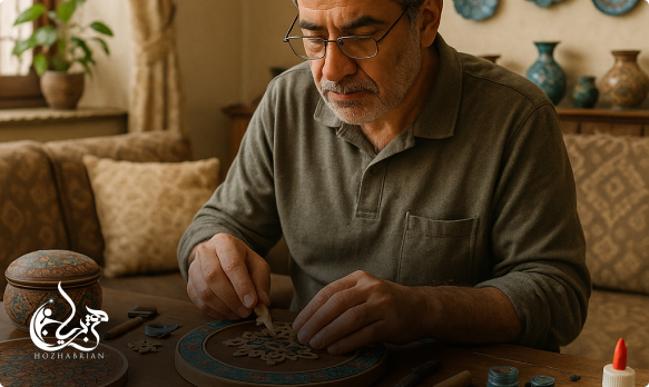 ساخت صنایع دستی توسط یک مرد ایرانی به عنوان شغل دوم در خانه